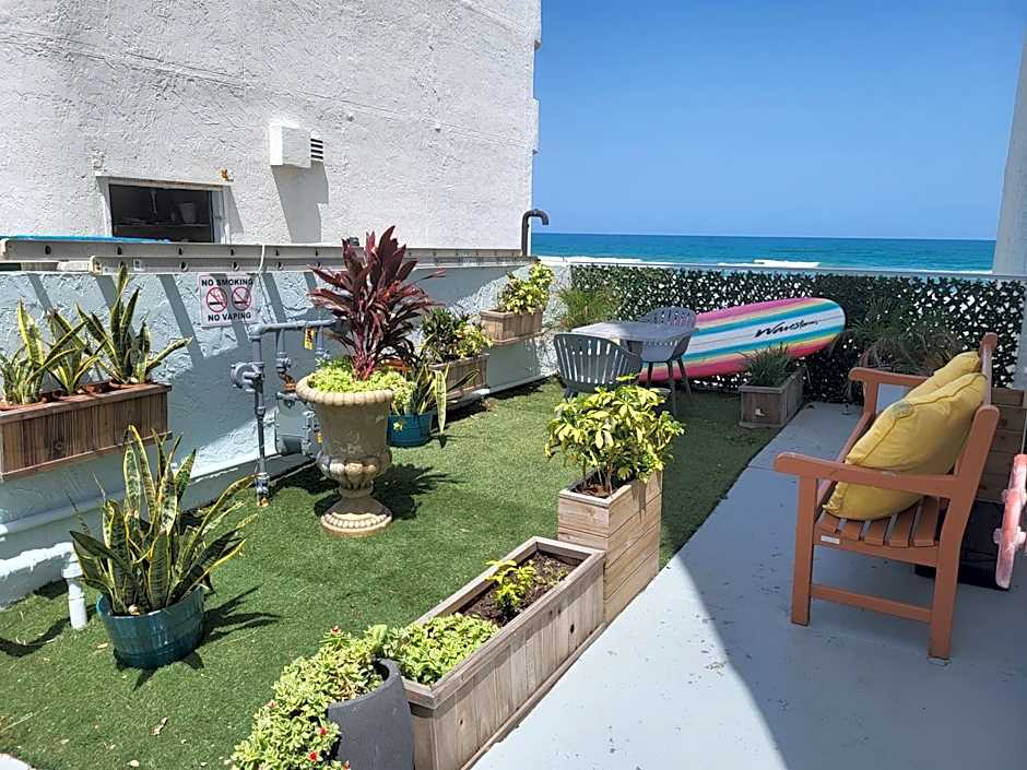 Beachside Hotel - POOL IS OPEN!