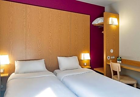 2 Adjacent Rooms (1 Double and 1 Twin)