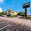 HomeTowne Studios by Red Roof St. Louis - Airport/ N Lindbergh