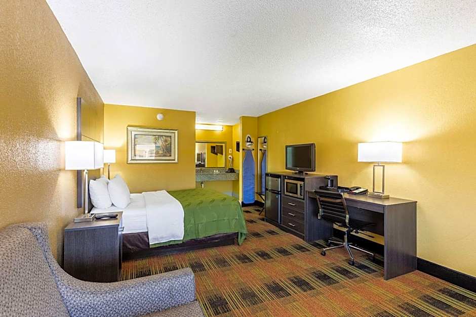 Photo 1 of 4 of 1 Queen Bed, Nonsmoking