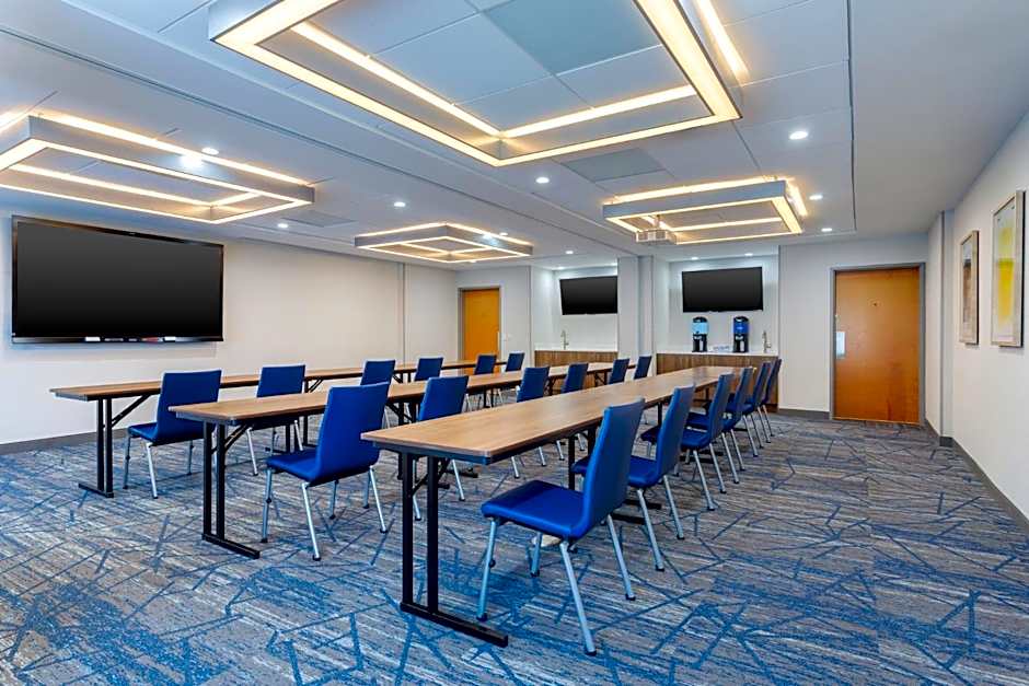 Holiday Inn Express & Suites Lancaster by IHG