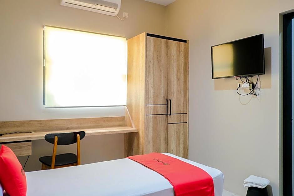 RedDoorz near Trans Studio Mall Cibubur 3