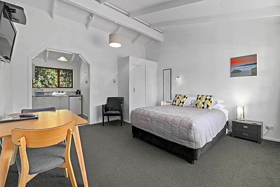 Colonial Lodge Motel