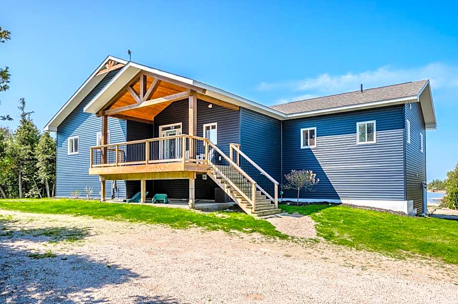 Luxury Lakefront Escape w Games Room