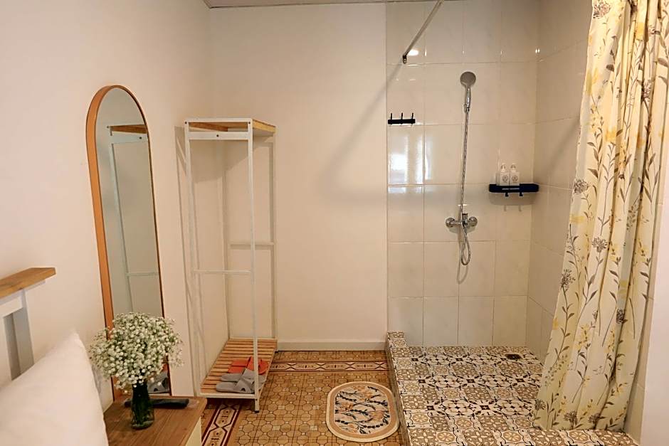 LA VIE EN ROSE HOTEL 2