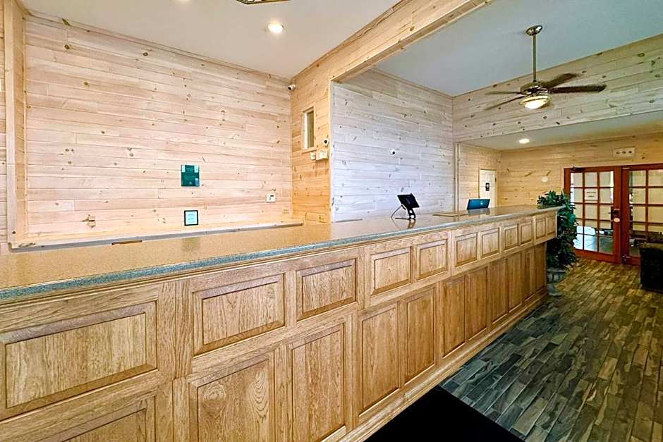 Quality Inn & Suites Mackinaw City Beachfront