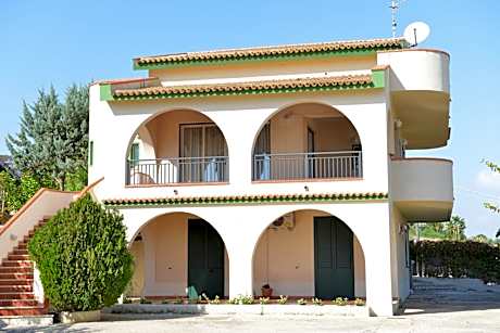 APARTMENT IN VILLA (NEAR THE SEA)