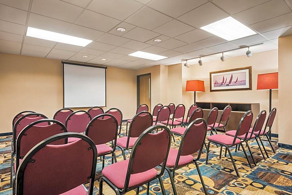 Country Inn & Suites by Radisson, Mt. Pleasant-Racine West, WI