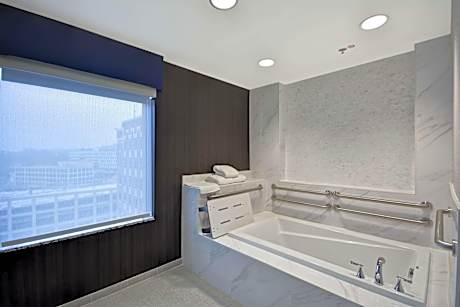 1King Mobilty/Hearing Access Tub Suite Nosmk