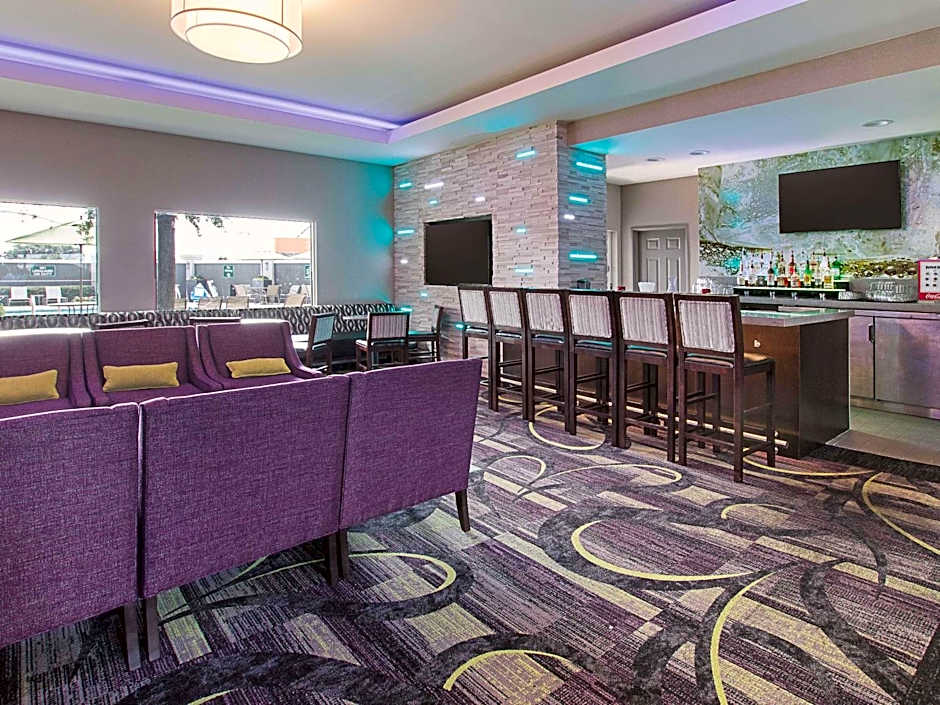 La Quinta Inn & Suites by Wyndham Arlington North Six Flags Drive