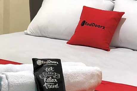 RedDoorz near RS Adam Malik Medan 2