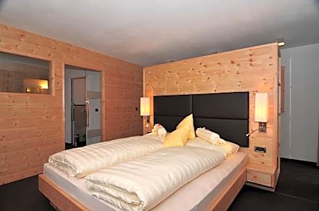 Deluxe Suite with Sauna