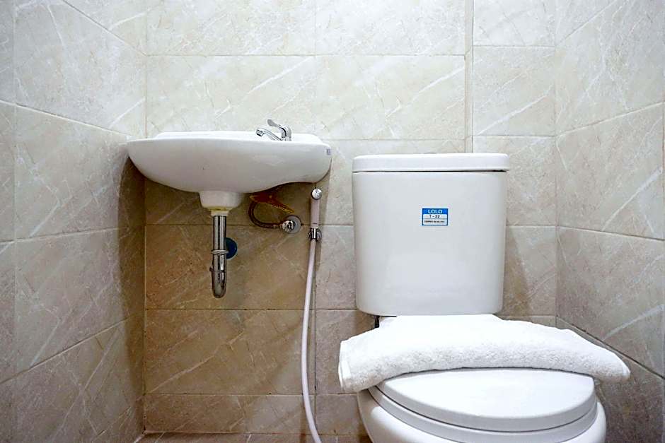 RedDoorz near Kawasan Simpang Lima Area