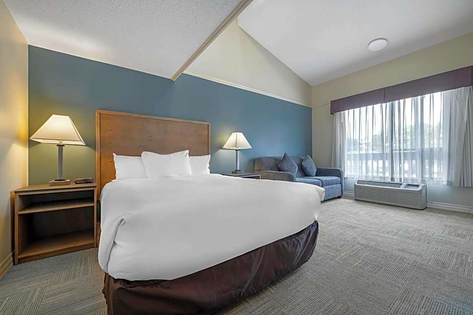Econo Lodge Inn & Suites