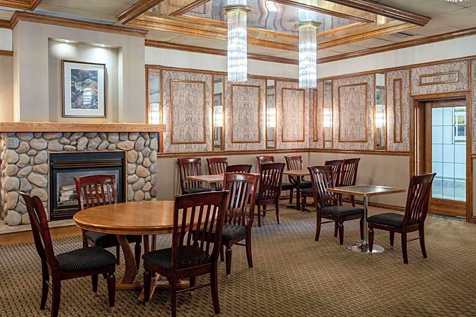 Ramada by Wyndham Thunder Bay Airlane Hotel