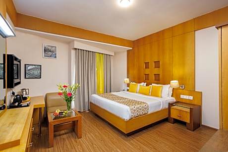 Meadows Honeymoon Suite with Bathtub