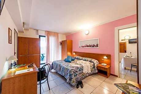 Two Connecting Double Rooms with Kitchenette