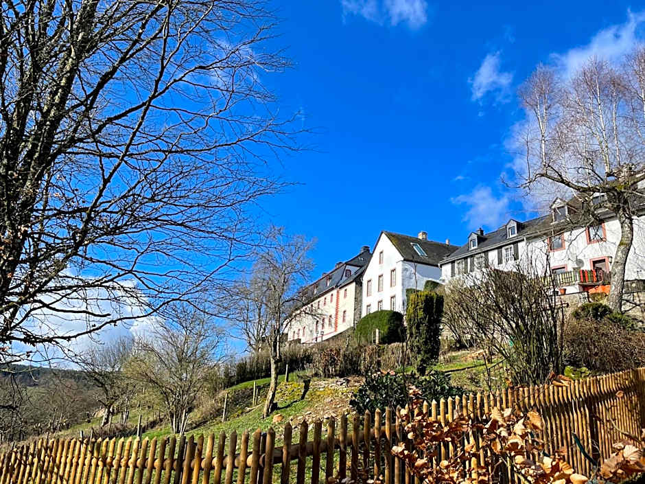 Burghaus & Villa Kronenburg