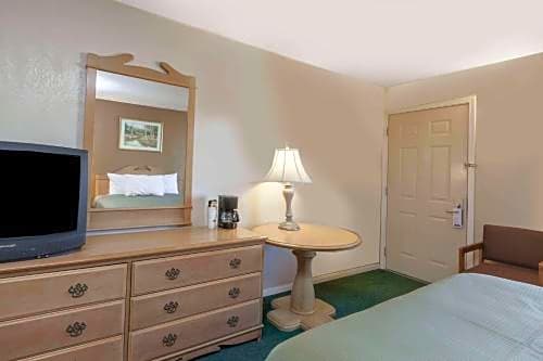 Howard Johnson by Wyndham Bakersfield
