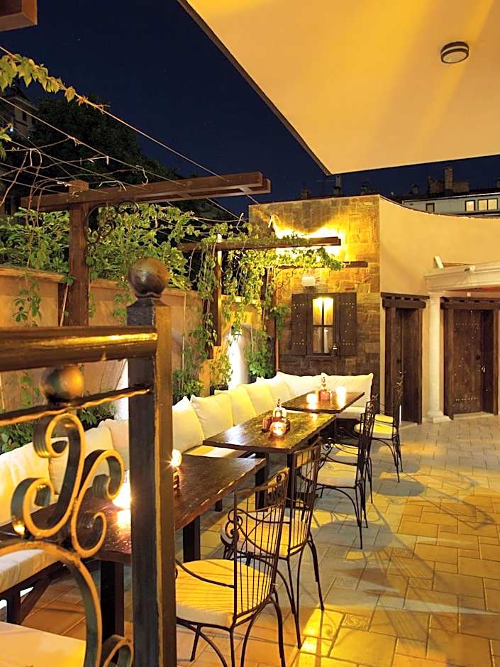 Семеен Хотел Опера