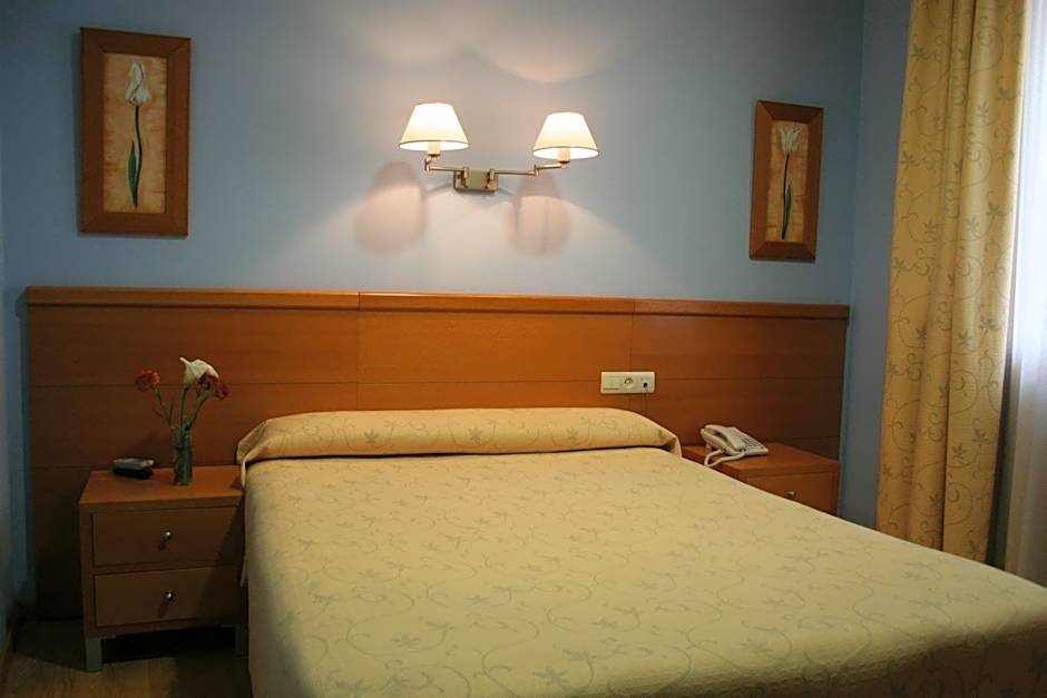 Photo 1 of 4 of Single Room