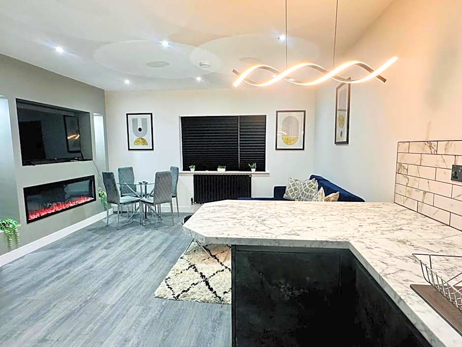 Spacious 2 Bedroom Modern Apartments - Central Location - Free Parking - Smart TV - Washer Dryer - Built for Contractors, Consultants and Work Teams