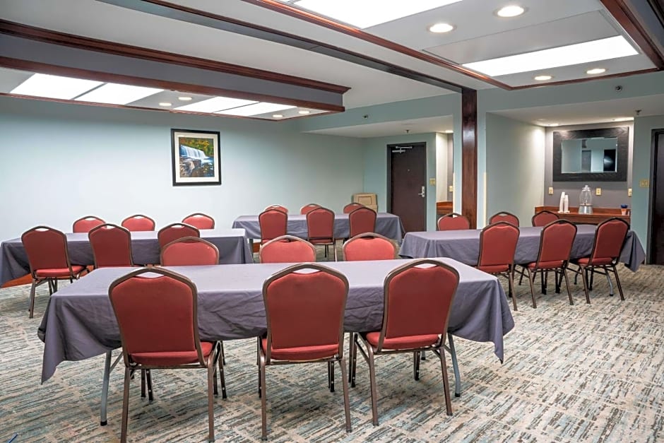 Comfort Suites Outlet Center