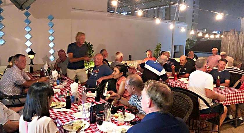 Zip Lounge & Apartments