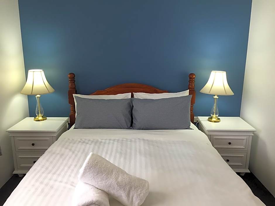 Regatta Point Tavern & Holiday Villas