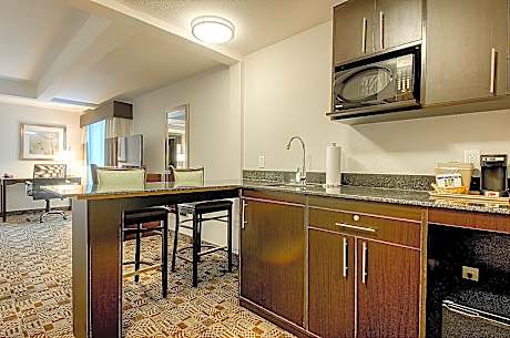 2 Queen Suite Sitting Area Part Ocean View Non-Smoking