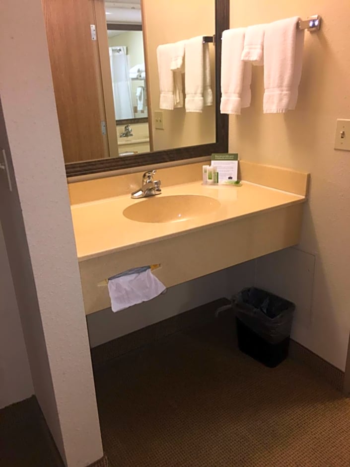 AmericInn by Wyndham Monmouth