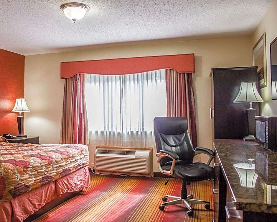 Rodeway Inn Macarthur Airport