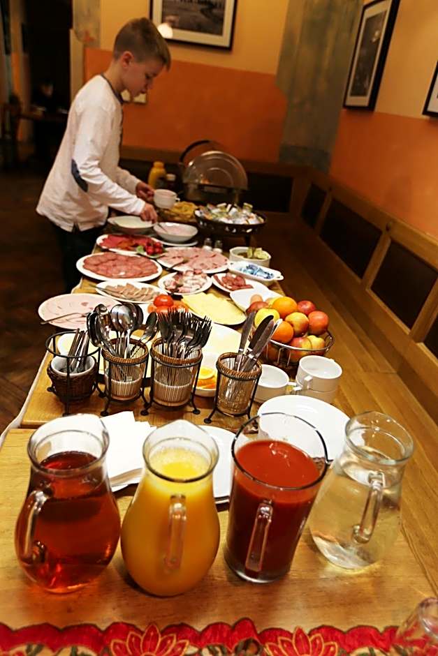 U Cervene zidle - Red Chair Hotel