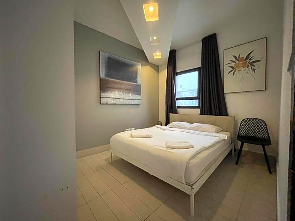 3Bedroom Suite 10 with Balcony and shelter