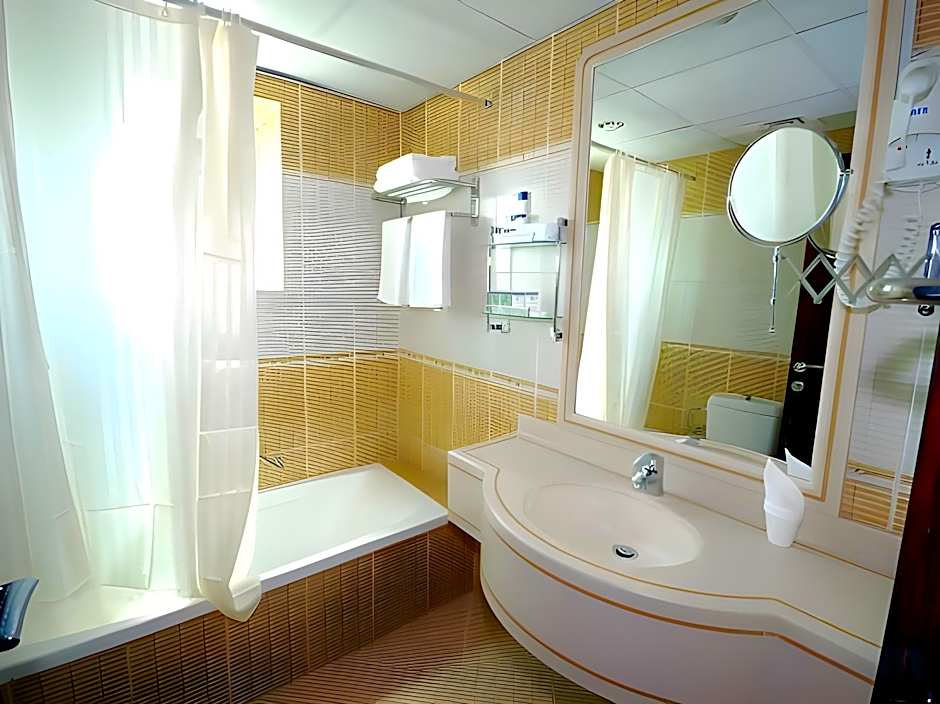 Al Bustan Tower Hotel Suites