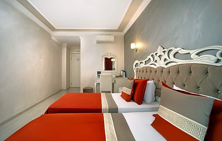 DELUXE NEWPORT HOTEL