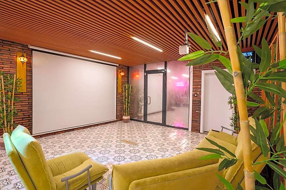 POISON GARDEN SUİTE