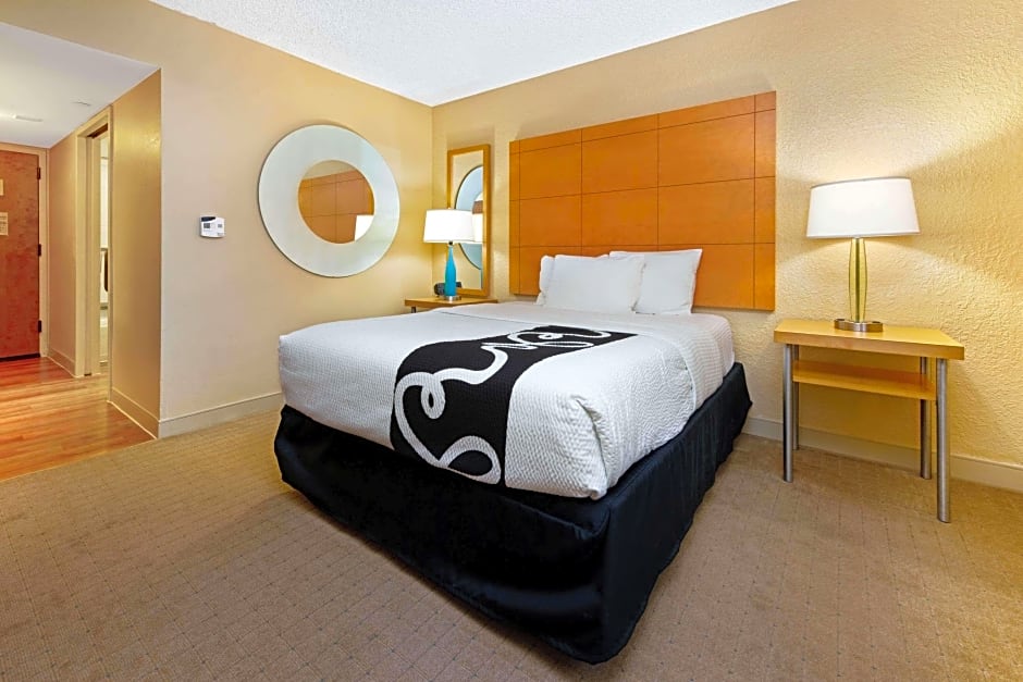 Photo 1 of 3 of 1 Queen Bed, Hearing/Mobility Accessible