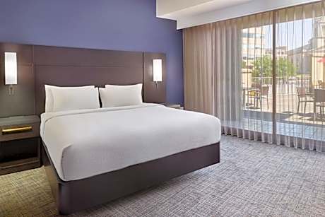 Executive King Suite with Balcony and Tub - Mobility Accessible