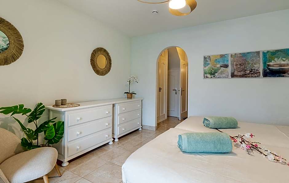 Beautiful 4 bedroom house with phenomenal golf and mountain views