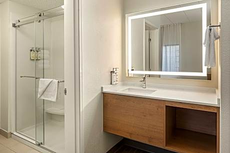 1 Queen 2 Double 2 Bedroom Suite Comm Accessible