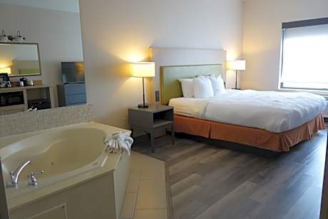 King Suite with Whirlpool - Accessible/Non-Smoking