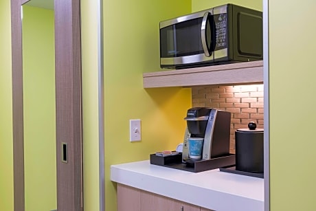 2 Queen Mobility/Hearing Accessible Ri Shwr