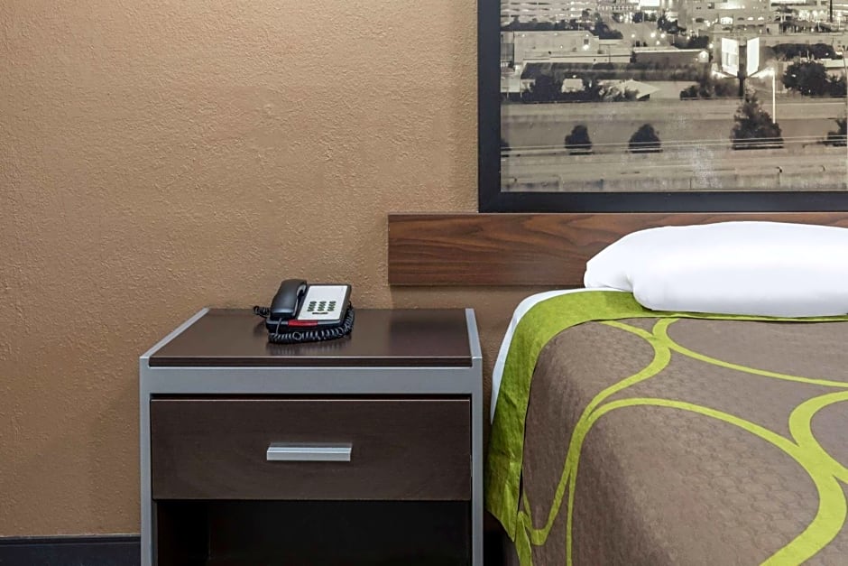 Super 8 by Wyndham Tulsa/Arpt/St Fairgrounds