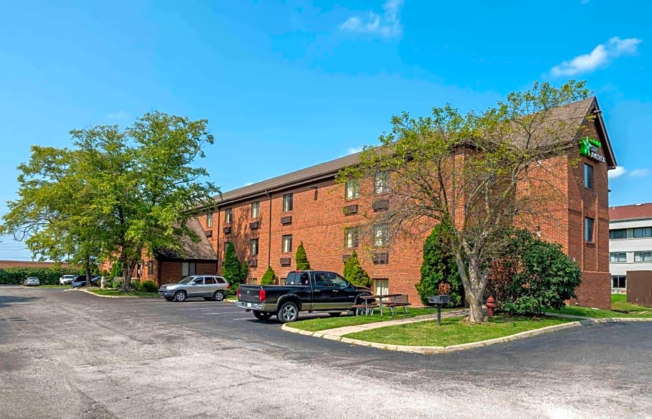 Suburban Studios Indianapolis Northwest - College Parks