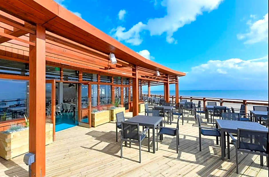 The Warren Holiday Park - Family Chalet