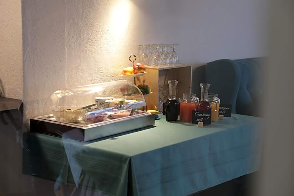 Hotel B&B Stossplatz anytime and easy self Check-in