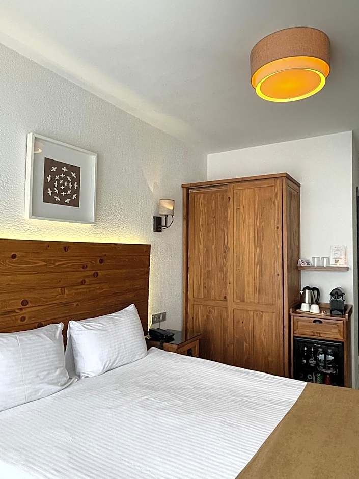 8 Rooms Hotel