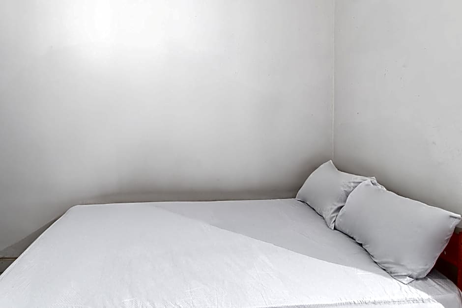 OYO Life 93504 Kost Krisna