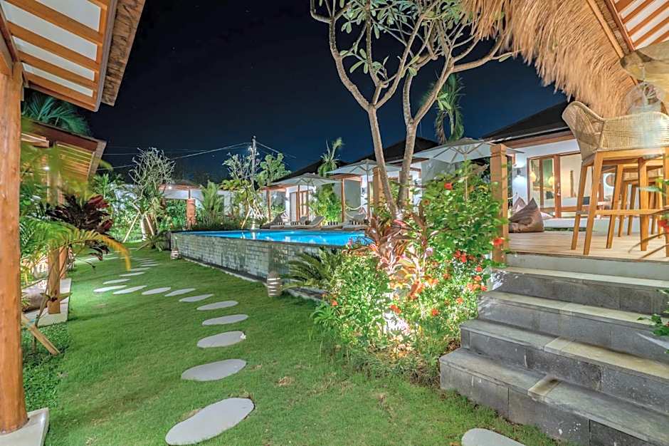 EHOA NYANYI BEACH Boutique Hotel - In front of entrance to NUANU